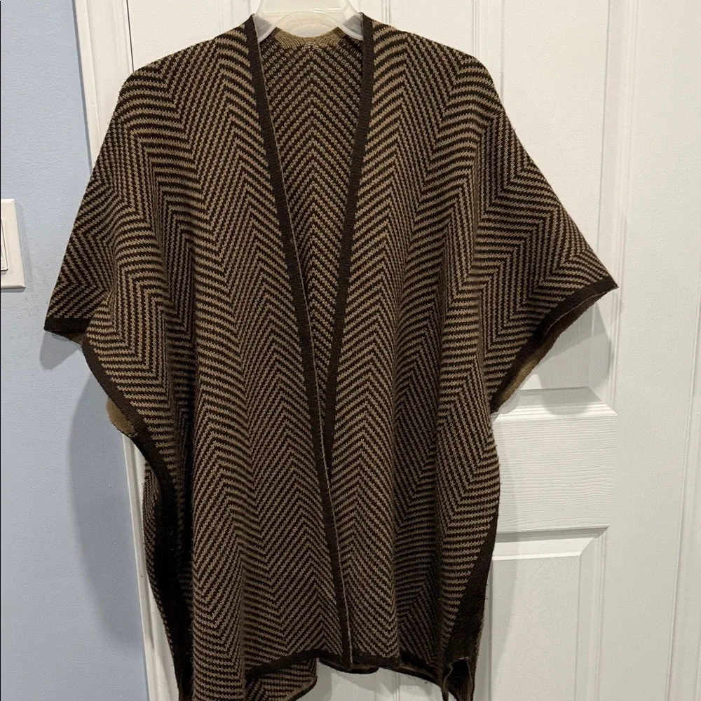 Effortless Elegance. Unrivaled Comfort in Stunning Poncho. - Picture 4 of 5